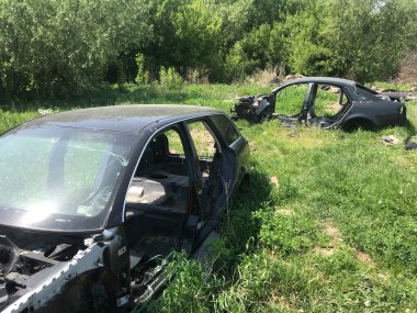 Eski, kullanılmış, hurdaya dönmüş arabaların geri dönüşümü. Hurdalıklarda parçaların sökülmesi