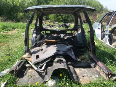 Eski, kullanılmış, hurdaya dönmüş arabaların geri dönüşümü. Hurdalıklarda parçaların sökülmesi