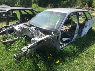 Eski, kullanılmış, hurdaya dönmüş arabaların geri dönüşümü. Hurdalıklarda parçaların sökülmesi