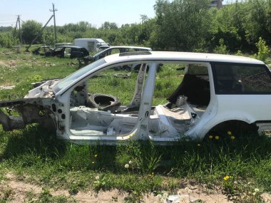 Eski, kullanılmış, hurdaya dönmüş arabaların geri dönüşümü. Hurdalıklarda parçaların sökülmesi