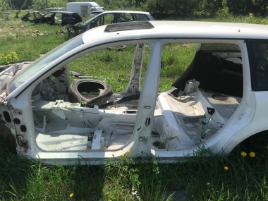 Eski, kullanılmış, hurdaya dönmüş arabaların geri dönüşümü. Hurdalıklarda parçaların sökülmesi