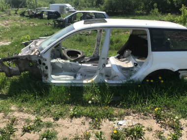 Eski, kullanılmış, hurdaya dönmüş arabaların geri dönüşümü. Hurdalıklarda parçaların sökülmesi