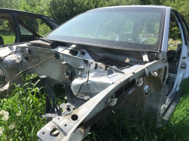 Eski, kullanılmış, hurdaya dönmüş arabaların geri dönüşümü. Hurdalıklarda parçaların sökülmesi