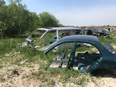 Eski, kullanılmış, hurdaya dönmüş arabaların geri dönüşümü. Hurdalıklarda parçaların sökülmesi