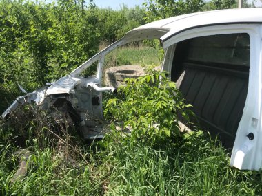 Eski, kullanılmış, hurdaya dönmüş arabaların geri dönüşümü. Hurdalıklarda parçaların sökülmesi