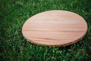 Yeşil çimenleri kesmek için yuvarlak ahşap kesme tahtası