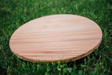 Yeşil çimenleri kesmek için yuvarlak ahşap kesme tahtası