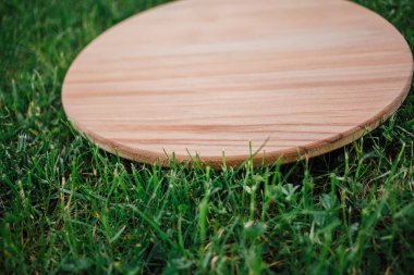 Yeşil çimenleri kesmek için yuvarlak ahşap kesme tahtası