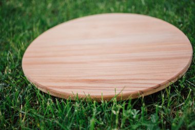 Yeşil çimenleri kesmek için yuvarlak ahşap kesme tahtası