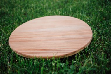 Yeşil çimenleri kesmek için yuvarlak ahşap kesme tahtası