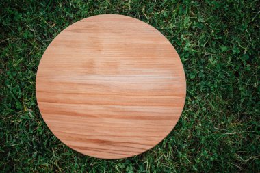Yeşil çimenleri kesmek için yuvarlak ahşap kesme tahtası