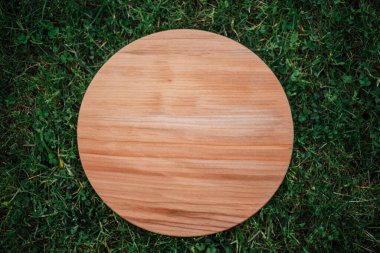 Yeşil çimenleri kesmek için yuvarlak ahşap kesme tahtası