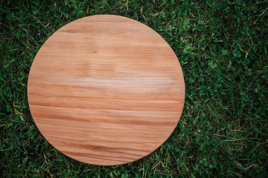 Yeşil çimenleri kesmek için yuvarlak ahşap kesme tahtası
