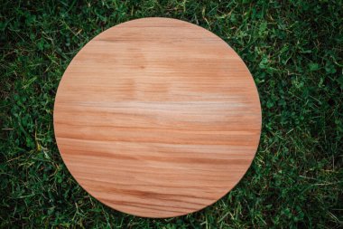 Yeşil çimenleri kesmek için yuvarlak ahşap kesme tahtası