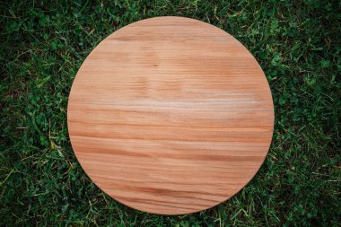 Yeşil çimenleri kesmek için yuvarlak ahşap kesme tahtası