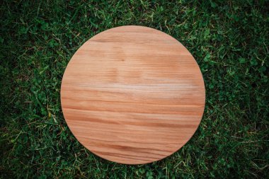 Yeşil çimenleri kesmek için yuvarlak ahşap kesme tahtası