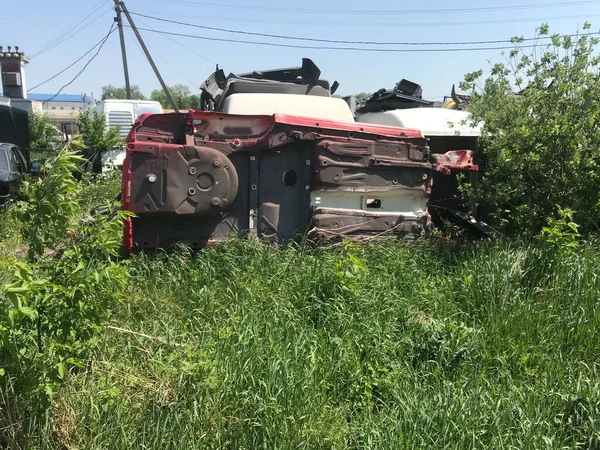 Eski, kullanılmış, hurdaya dönmüş arabaların geri dönüşümü. Hurdalıklarda parçaların sökülmesi