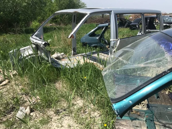 Eski, kullanılmış, hurdaya dönmüş arabaların geri dönüşümü. Hurdalıklarda parçaların sökülmesi