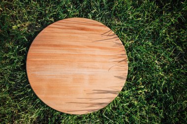 Yeşil çimenleri kesmek için yuvarlak ahşap kesme tahtası