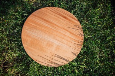 Yeşil çimenleri kesmek için yuvarlak ahşap kesme tahtası