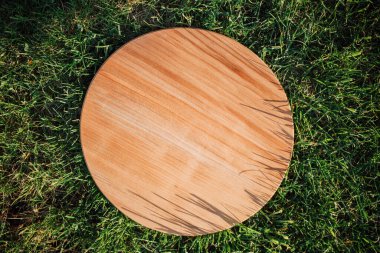 Yeşil çimenleri kesmek için yuvarlak ahşap kesme tahtası