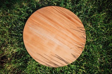 Yeşil çimenleri kesmek için yuvarlak ahşap kesme tahtası