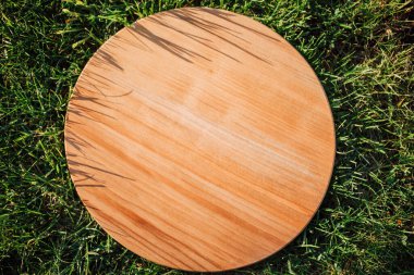 Yeşil çimenleri kesmek için yuvarlak ahşap kesme tahtası