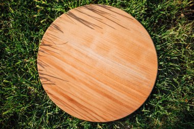 Yeşil çimenleri kesmek için yuvarlak ahşap kesme tahtası