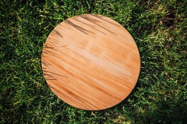 Yeşil çimenleri kesmek için yuvarlak ahşap kesme tahtası