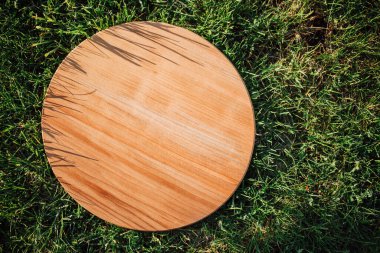 Yeşil çimenleri kesmek için yuvarlak ahşap kesme tahtası