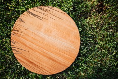 Yeşil çimenleri kesmek için yuvarlak ahşap kesme tahtası