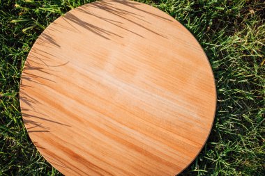 Yeşil çimenleri kesmek için yuvarlak ahşap kesme tahtası