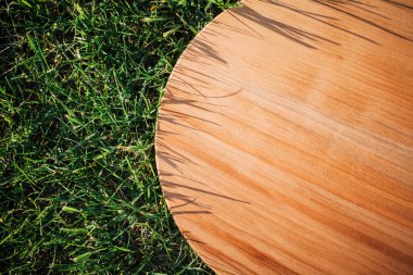 Yeşil çimenleri kesmek için yuvarlak ahşap kesme tahtası