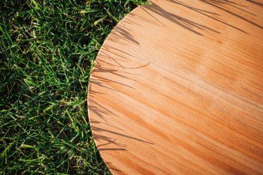 Yeşil çimenleri kesmek için yuvarlak ahşap kesme tahtası