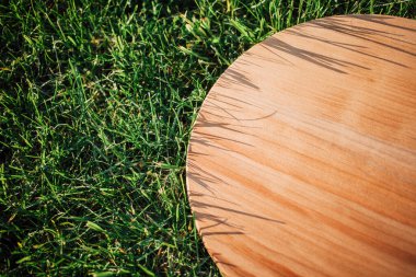 Yeşil çimenleri kesmek için yuvarlak ahşap kesme tahtası