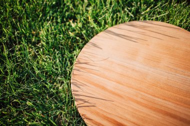 Yeşil çimenleri kesmek için yuvarlak ahşap kesme tahtası