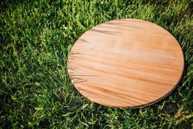 Yeşil çimenleri kesmek için yuvarlak ahşap kesme tahtası