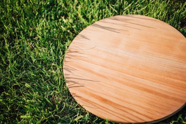Yeşil çimenleri kesmek için yuvarlak ahşap kesme tahtası