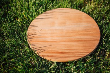 Yeşil çimenleri kesmek için yuvarlak ahşap kesme tahtası