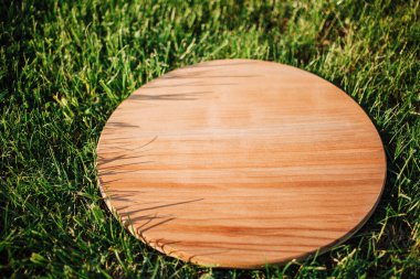 Yeşil çimenleri kesmek için yuvarlak ahşap kesme tahtası
