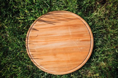 Yeşil çimenleri kesmek için yuvarlak ahşap kesme tahtası