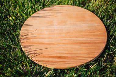 Yeşil çimenleri kesmek için yuvarlak ahşap kesme tahtası