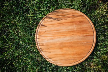 Yeşil çimenleri kesmek için yuvarlak ahşap kesme tahtası