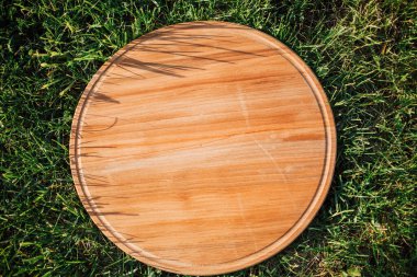 Yeşil çimenleri kesmek için yuvarlak ahşap kesme tahtası