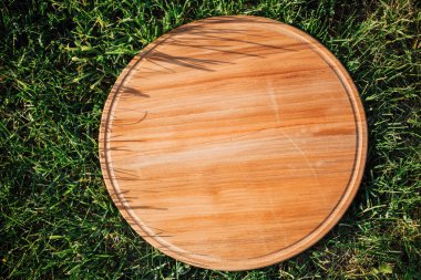 Yeşil çimenleri kesmek için yuvarlak ahşap kesme tahtası