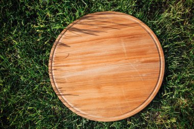 Yeşil çimenleri kesmek için yuvarlak ahşap kesme tahtası