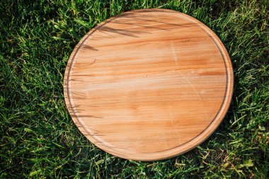 Yeşil çimenleri kesmek için yuvarlak ahşap kesme tahtası