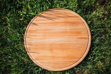 Yeşil çimenleri kesmek için yuvarlak ahşap kesme tahtası