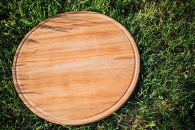 Yeşil çimenleri kesmek için yuvarlak ahşap kesme tahtası
