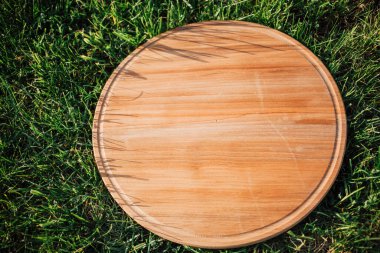 Yeşil çimenleri kesmek için yuvarlak ahşap kesme tahtası